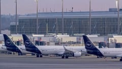 Les avions de Lufthansa sont stationnés au Terminal 2 de l'aéroport de Munich, en Allemagne, le lundi matin 10 mars 2025.