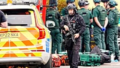 ضابط شرطة مسلح في موقع حادثة طعن في كنيس هيتون بارك العبري، في كرومبسال، مانشستر، إنجلترا، الخميس 2 أكتوبر/ تشرين الأول 2025.