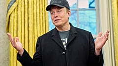 DOSYA. Elon Musk, Beyaz Saray'daki Oval Ofis'te Başkan Donald Trump ile bir etkinlik sırasında konuşuyor. 11 Şubat 2025.
