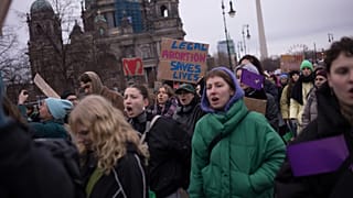 Persone mostrano manifesti e gridano slogan mentre partecipano a una manifestazione per la legalizzazione dell'aborto a Berlino, in Germania.