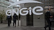 Des personnes marchent dans le hall du siège social d'Engie, dans le quartier d'affaires de La Défense à Paris, le vendredi 2 septembre 2022