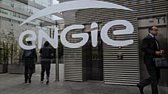 Des personnes marchent dans le hall du siège social d'Engie, dans le quartier d'affaires de La Défense à Paris, le vendredi 2 septembre 2022