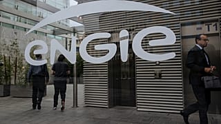 Des personnes marchent dans le hall du siège social d'Engie, dans le quartier d'affaires de La Défense à Paris, le vendredi 2 septembre 2022