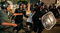 اعتقال شاب أثناء احتجاجات قادها الشباب للمطالبة بإصلاحات في الرعاية الصحية والتعليم تحولت إلى أعمال عنف، في سلا، المغرب، الأربعاء 1 أكتوبر/  تشرين الأول 2025.