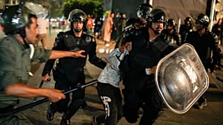 اعتقال شاب أثناء احتجاجات قادها الشباب للمطالبة بإصلاحات في الرعاية الصحية والتعليم تحولت إلى أعمال عنف، في سلا، المغرب، الأربعاء 1 أكتوبر/  تشرين الأول 2025.