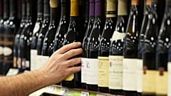 Um funcionário armazena vinhos franceses na Pennsylvania Fine Wine &amp; Good Spirits em Flourtown, Pa. março de 2025. 