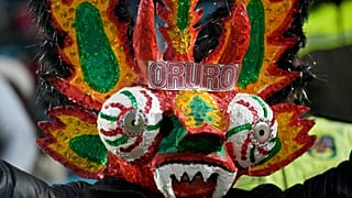 مشجع لمنتخب بوليفيا ينتظر انطلاق مباراة في تصفيات كأس العالم 2026 بين بوليفيا والبرازيل، في ملعب فيا إنخينيو بمدينة إل ألتو في بوليفيا، الثلاثاء 9 أيلول/سبتمبر 2025. 