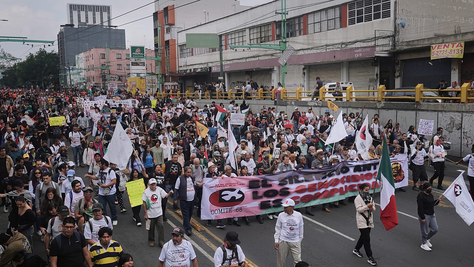 Des manifestants défilent lors d'une protestation commémorant l'anniversaire des massacres de Tlatelolco en 1968