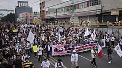 Des manifestants défilent lors d'une protestation commémorant l'anniversaire des massacres de Tlatelolco en 1968