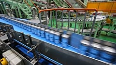 Ficheiro - Esta fotografia de 29 de maio de 2017 mostra a linha de produção de cerveja numa fábrica da Asahi Breweries em Moriya, perto de Tóquio.