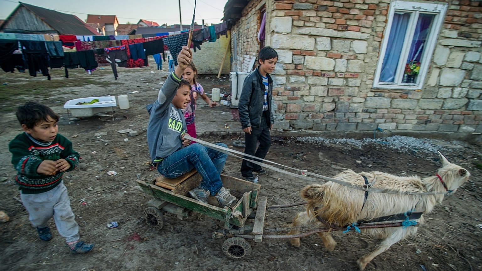 Archív fotó: erdélyi roma gyerekek játszanak Sepsiszentgyörgyön