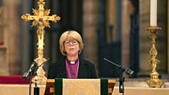 Sarah Mullally, die neue Erzbischöfin von Canterbury, spricht am 3. Oktober 2025 in der Kathedrale von Canterbury, England.