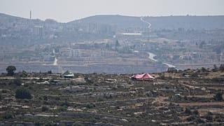 صورة تعبيرية لبؤرة استيطانية إسرائيلية حديثة الإنشاء على مشارف بلدة عطارة بالضفة الغربية