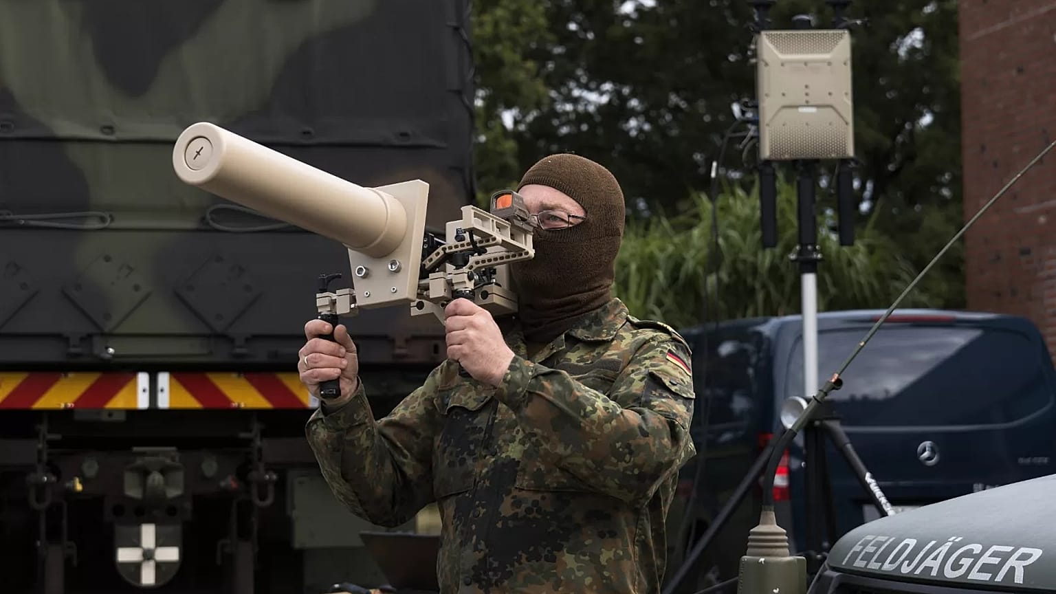 A Germany soldier presents the Counter UAV Jammer HP 47 on the second day of Bundeswehr exercises in Hamburg, 26 September, 2025