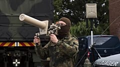Ein deutscher Soldat präsentiert den Counter UAV Jammer HP 47 am zweiten Tag einer Bundeswehrübung in Hamburg, 26. September 2025