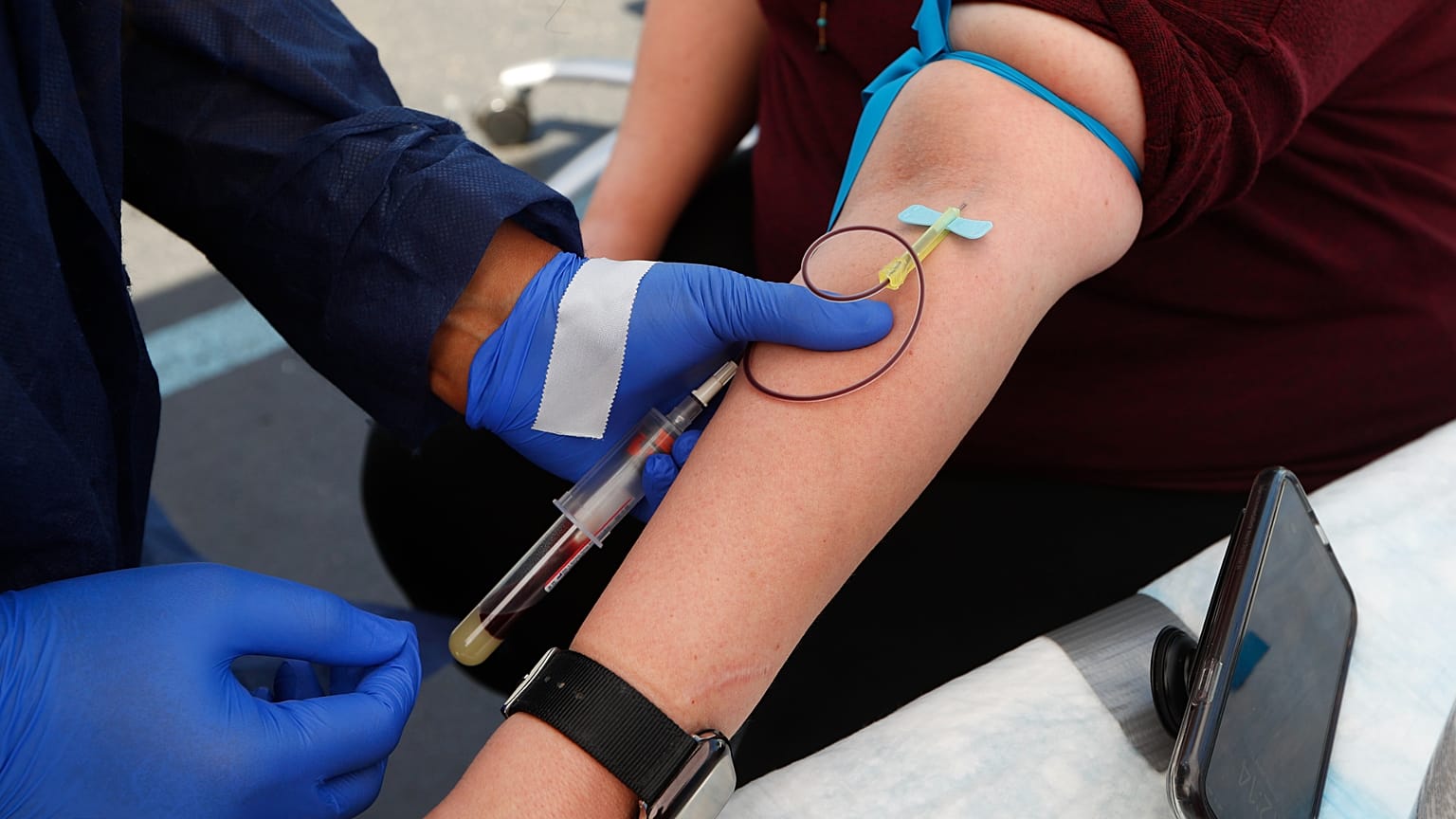 سحب عينة دم من امرأة لإجراء اختبار الأجسام المضادة لـ COVID-19 في ديربورن، ميشيغان، الجمعة 12 يونيو/ حزيران 2020.