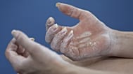 تُظهر الصورة أظافر لاعبة الجمباز الأوكرانية إيرينا كراسنسيانكا المزخرفة