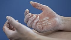 تُظهر الصورة أظافر لاعبة الجمباز الأوكرانية إيرينا كراسنسيانكا المزخرفة