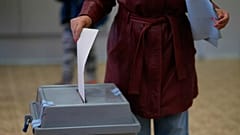 Uma mulher vota para as eleições gerais numa mesa de voto em Brno, a 3 de outubro de 2025