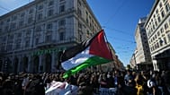 متظاهرون مؤيدون للفلسطينيين في إضراب عام وطني دعت إليه نقابات مختلفة للاحتجاج على الوضع في غزة، بعد يومين من اعتراض القوات الإسرائيلية أسطول مساعدات متجه إلى غزة
