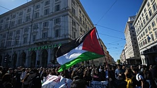 متظاهرون مؤيدون للفلسطينيين في إضراب عام وطني دعت إليه نقابات مختلفة للاحتجاج على الوضع في غزة، بعد يومين من اعتراض القوات الإسرائيلية أسطول مساعدات متجه إلى غزة