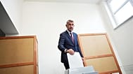 Andrej Babiš, ancien premier ministre tchèque et chef du parti ANO, dans un bureau de vote d'Ostrava, le 3 octobre 2025