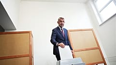 Andrej Babiš, ancien premier ministre tchèque et chef du parti ANO, dans un bureau de vote d'Ostrava, le 3 octobre 2025