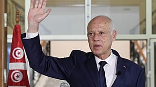 يلقي الرئيس التونسي قيس سعيد خطابًا خلال زيارته لمدينة سيدي بوزيد بتونس. وقد أصدر الرئيس التونسي قيس سعيد مراسيم رئاسية تعزز السلطة شبه الكاملة التي منحها لنفسه