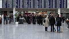 Am Freitag Abend wurden erneut zahlreiche Flüge abgesagt - Grund dafür waren weitere Drohnensichtungen