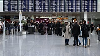Am Freitag Abend wurden erneut zahlreiche Flüge abgesagt - Grund dafür waren weitere Drohnensichtungen