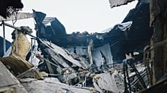 Ein nach einem russischen Luftschlag beschädigtes Bauernhaus in der Region Charkiw in der Ukraine am Freitag, den 3. Oktober 2025.