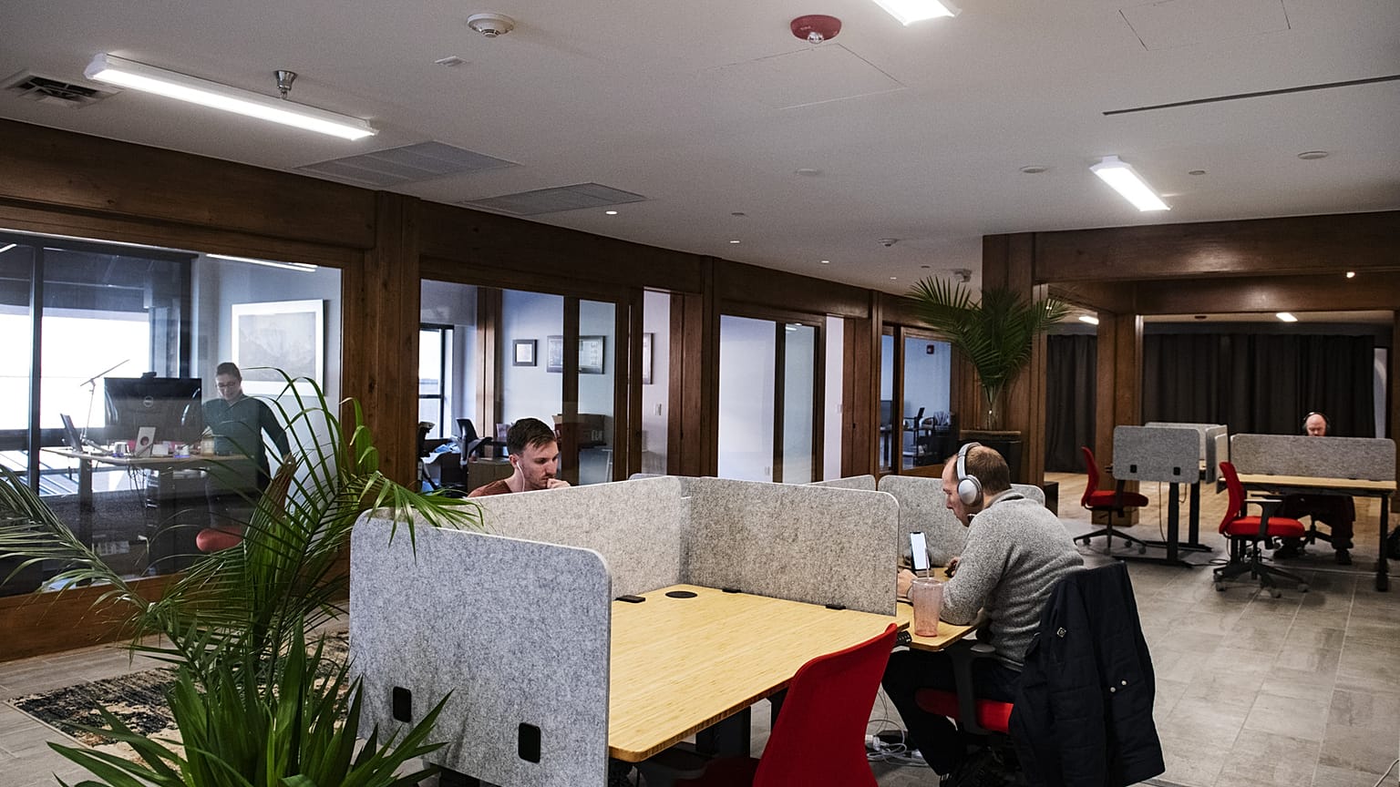 يعمل الأشخاص في مساحة العمل المشتركة "إنغيج" (Engage Coworking) داخل مركز تسوق قرية سنوماس