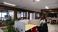 يعمل الأشخاص في مساحة العمل المشتركة "إنغيج" (Engage Coworking) داخل مركز تسوق قرية سنوماس