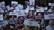 Manifestanti mostrano poster di ostaggi israeliani, foto d'archivio