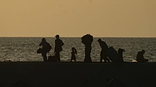 نازحون فلسطينيون يفرون من شمال غزة حاملين أمتعتهم على طول الطريق الساحلي بالقرب من وادي غزة، الخميس 2 أكتوبر 2025