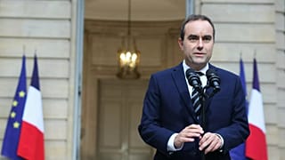 Le Premier ministre français Sébastien Lecornu fait une déclaration à l'Hôtel Matignon à Paris, le vendredi 3 octobre 2025.