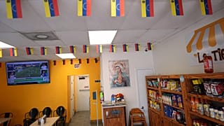 Banderas venezolanas cuelgan dentro de TeqaBite, un restaurante copropiedad de dos ciudadanos estadounidenses nacidos en Venezuela, en Florida, el 21 de agosto de 2025.