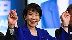 Die neu gewählte Vorsitzende der Liberaldemokratischen Partei Japans (LDP), Sanae Takaichi, feiert nach ihrem Sieg bei den LDP-Führungswahlen in Tokio, Japan, Samstag, 4. Oktober 2025. (Ki