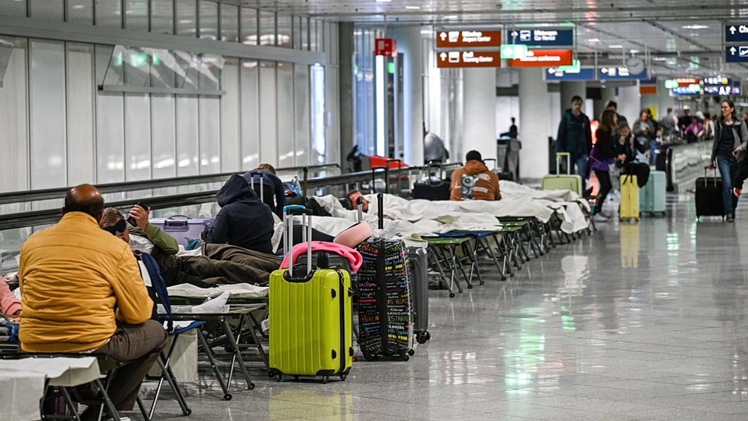 Utasok várakoznak a müncheni repülőtéren 2025. október 3-án