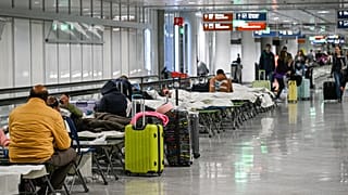 Utasok várakoznak a müncheni repülőtéren 2025. október 3-án