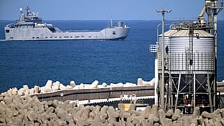 Navi militari israeliane nel porto di Ashdod dove sono state trattenute le imbarcazioni della Flotilla