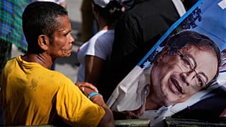Un simpatizante del presidente Gustavo Petro asiste a un mitin en Ibagué, antes de su primera aparición pública desde que EE.UU. le revocó la visa, el 3 de octubre de 2025.