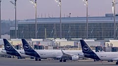 Samoloty Lufthansy stoją w Terminalu 2 na lotnisku w Monachium, Niemcy, poniedziałek rano, 10 marca 2025 r. (Peter Kneffel/dpa via AP)