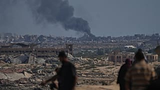 تصاعد الدخان في السماء عقب غارة عسكرية إسرائيلية على مدينة غزة، كما شوهد من وسط قطاع غزة، الخميس 2 أكتوبر/تشرين الأول 2025.