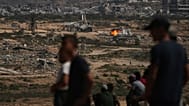 Fogo e fumo após um bombardeamento do exército israelita em Nuseirat, no centro da Faixa de Gaza, sábado, 4 de outubro de 2025.(AP Photo/Abdel Kareem Hana)