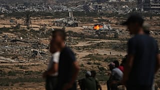 Fogo e fumo após um bombardeamento do exército israelita em Nuseirat, no centro da Faixa de Gaza, sábado, 4 de outubro de 2025.(AP Photo/Abdel Kareem Hana)
