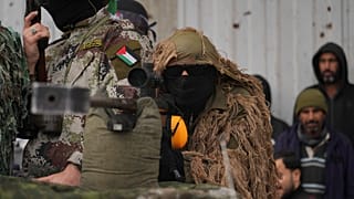 مقاتل من حماس يتخذ موقعه قبل الإفراج المقرر عن الرهائن الإسرائيليين المقرر تسليمهم للصليب الأحمر في النصيرات بقطاع غزة، السبت 22 فبراير 2025 