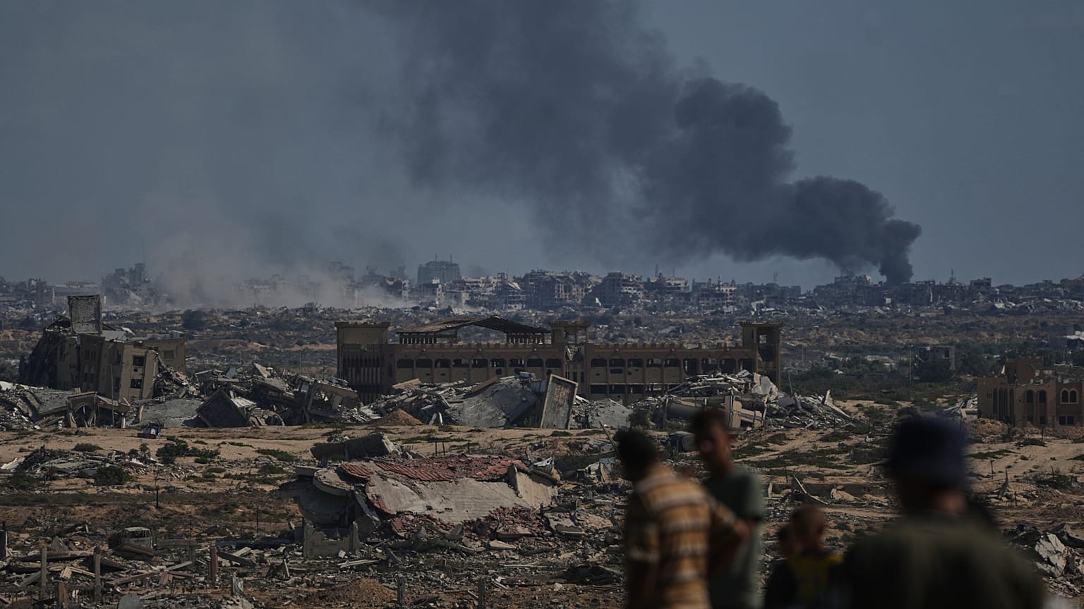 Fumo su Gaza City dopo attacchi israeliani, immagine d'archivio