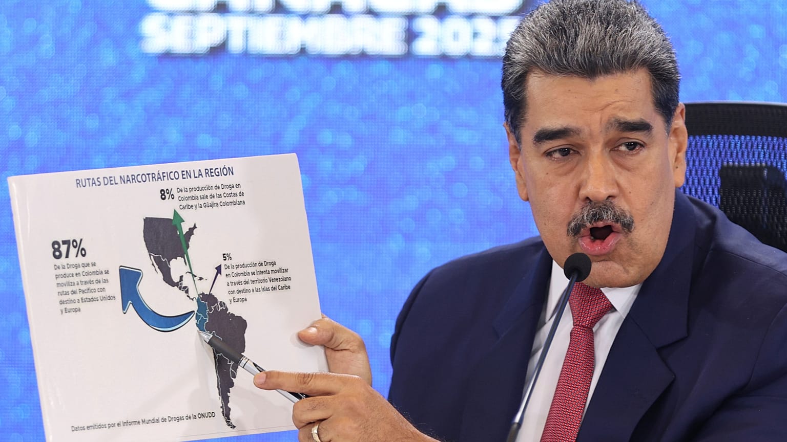 El presidente venezolano, Nicolás Maduro, señala un mapa de las Américas durante una nueva conferencia en Caracas, Venezuela, el 15 de septiembre de 2025.