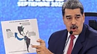 El presidente venezolano, Nicolás Maduro, señala un mapa de las Américas durante una nueva conferencia en Caracas, Venezuela, el 15 de septiembre de 2025.